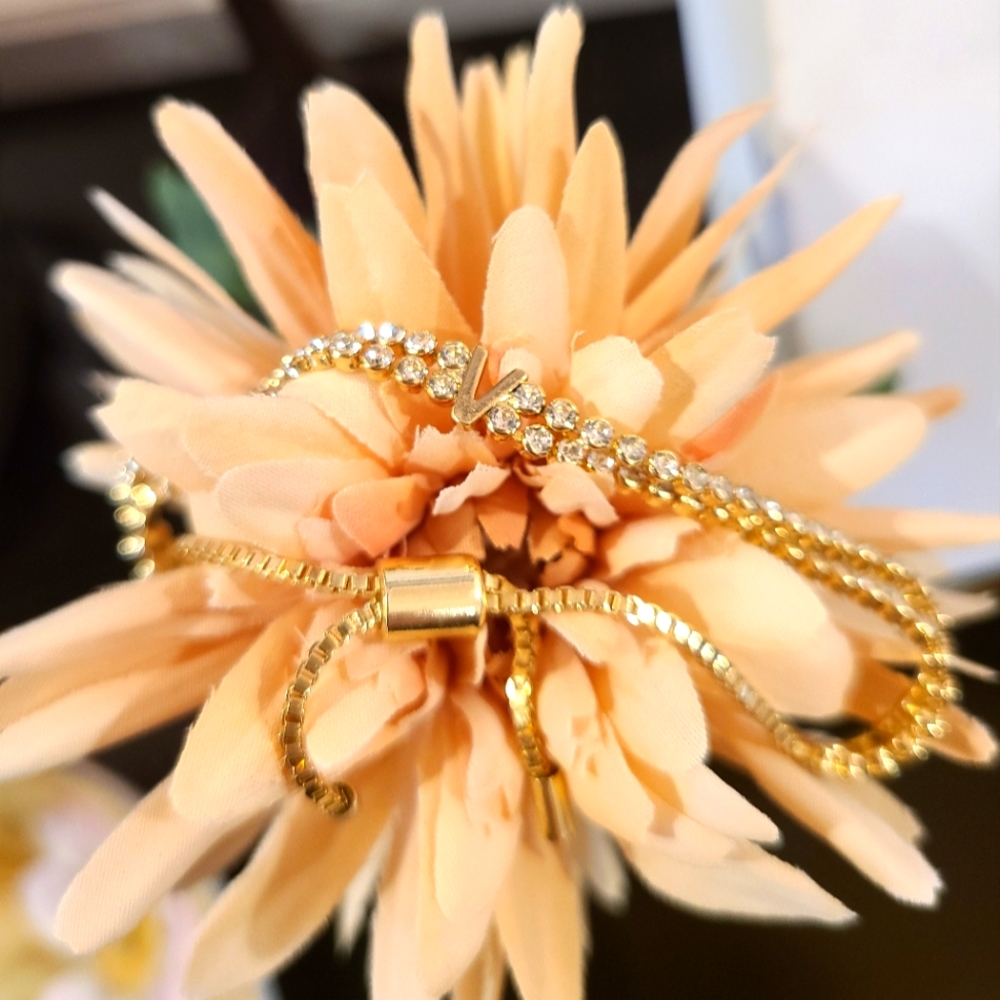 🌸 💎 Baublebar initial rhinestone V bracelet  💎 Celebrate the V 🍾